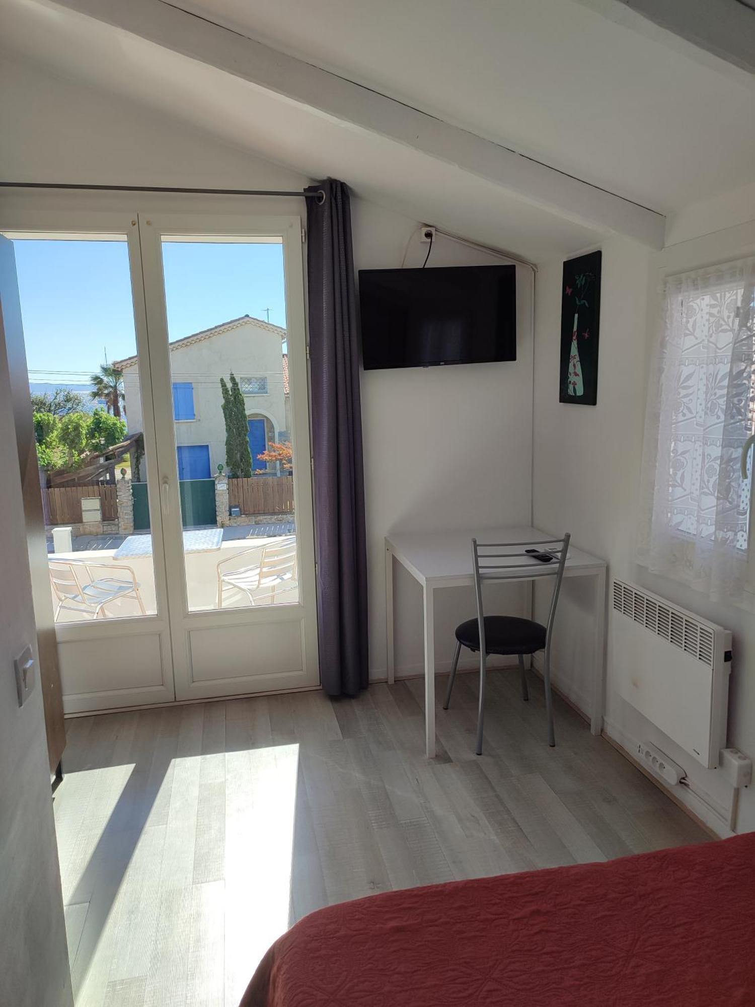 Hotel Le Calypso Hyeres Exterior photo